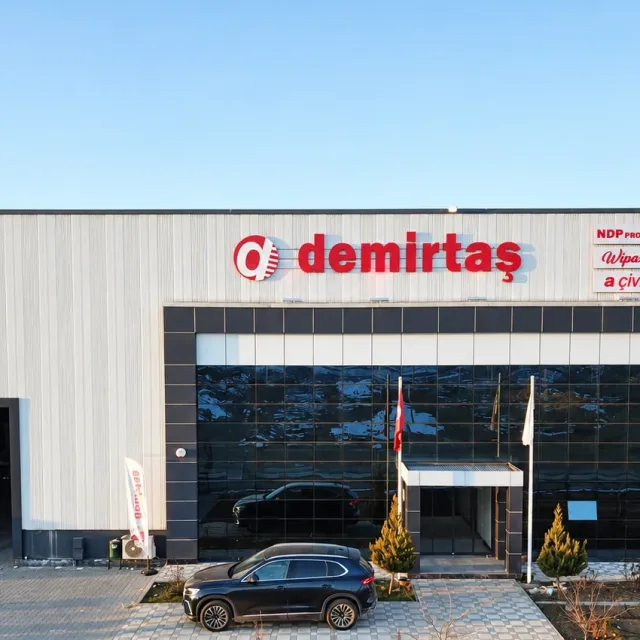 Fabrika ön cephesi: Demirtaş, NDP Profil, Wipax ve A Çivi tabelaları