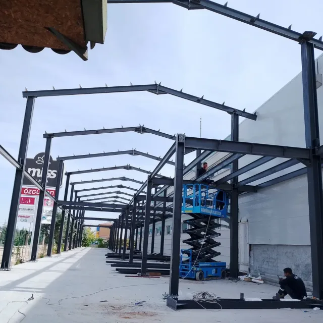 Cephe boyunca çelik çerçeve montajı