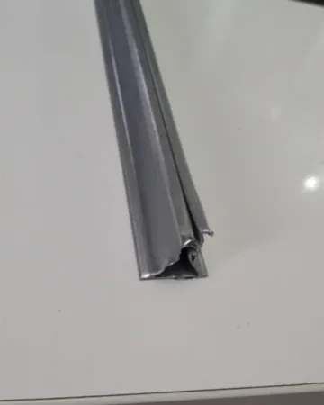 Clip-in taşıyıcı profil: metal tavan panellerinin geçtiği gizli taşıyıcı
