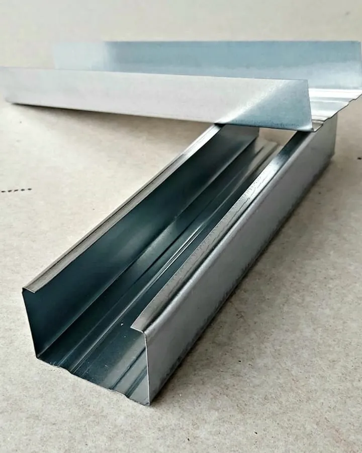 Duvar C50 profili: alçı levhanın vidalandığı 50 mm galvaniz dikme profili